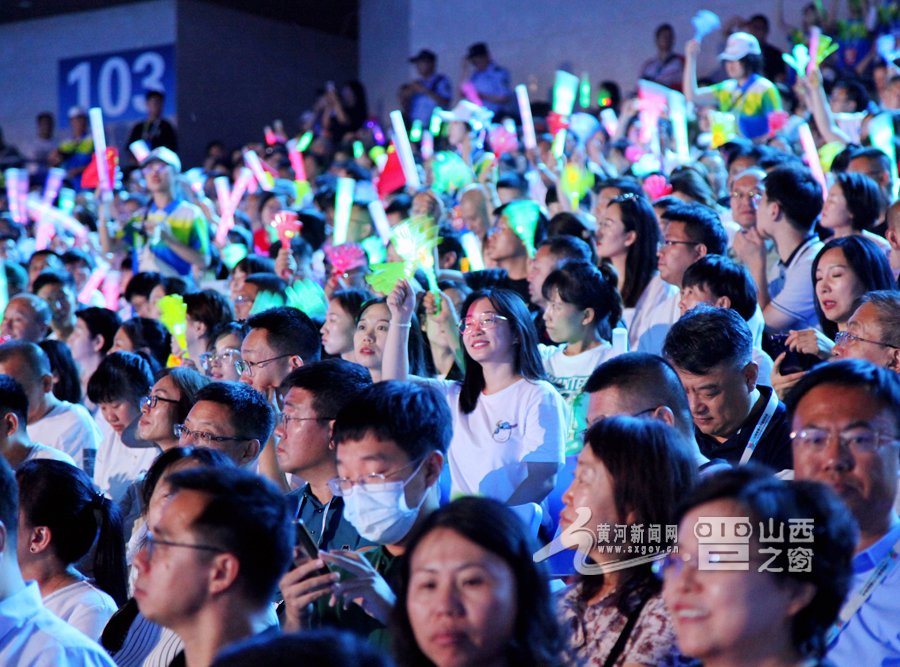 图为观众在观看山西省第十六届运动会开幕式。