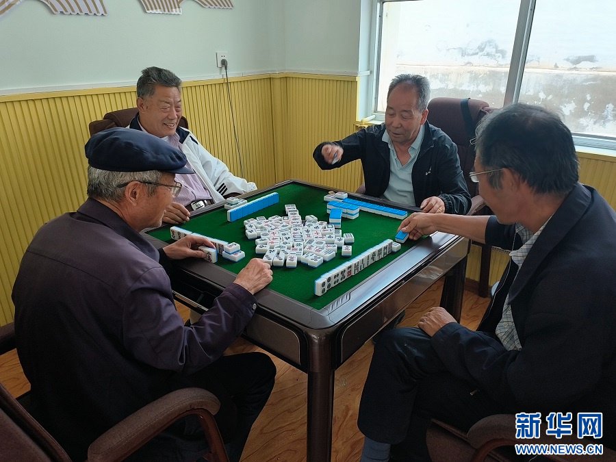 老人们在大庄村互助老年人幸福院的棋牌室打麻将.