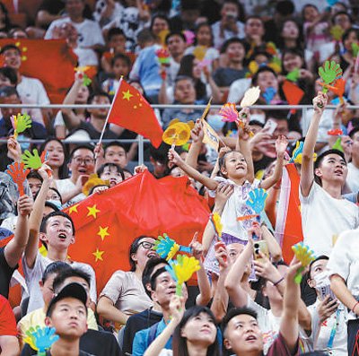 现场观众为运动员加油.