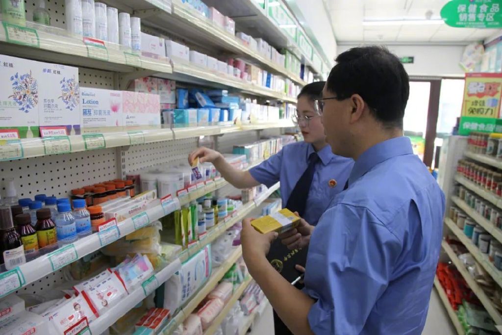 检察东谈主员对辖区某零卖药店销售的抗（抑）菌制剂产物进行现场考核。