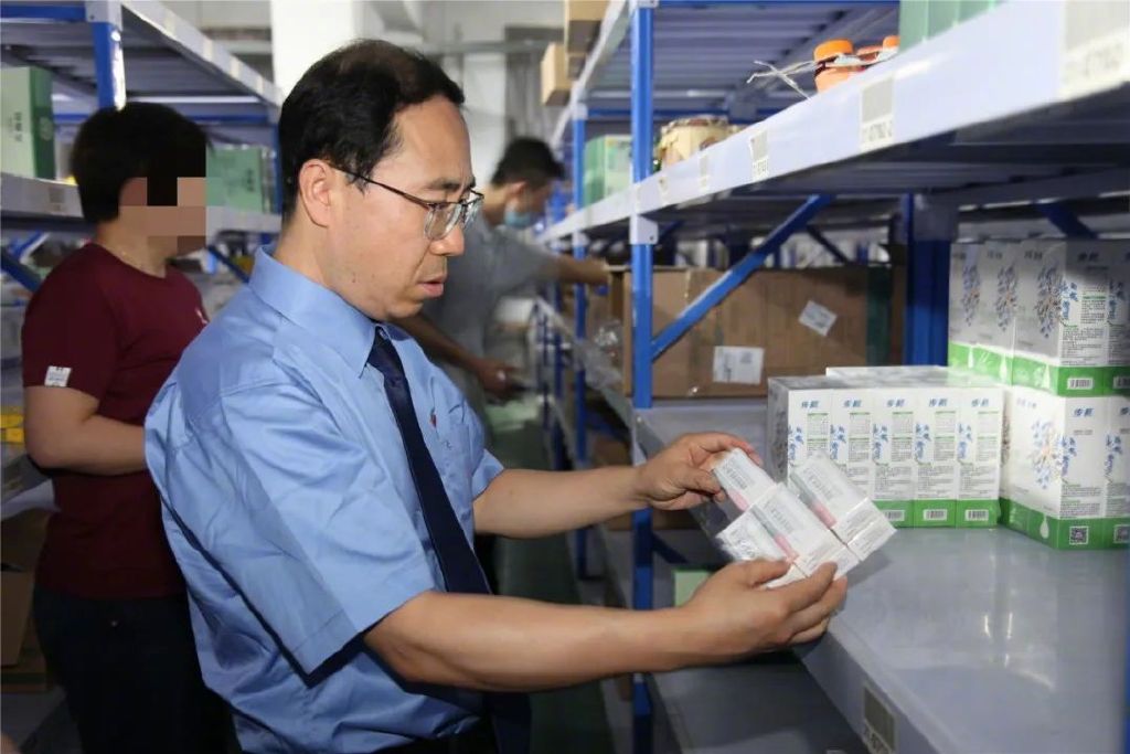检察机关对辖区某药品零卖连锁公司总部库房内的抗(抑)菌制剂产物进行现场侦察。