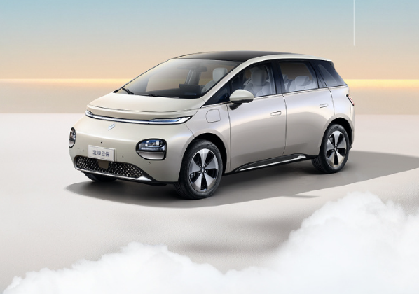 宝骏云朵纯电汽车上市：360/460km 续航，售价 9.58 万元起