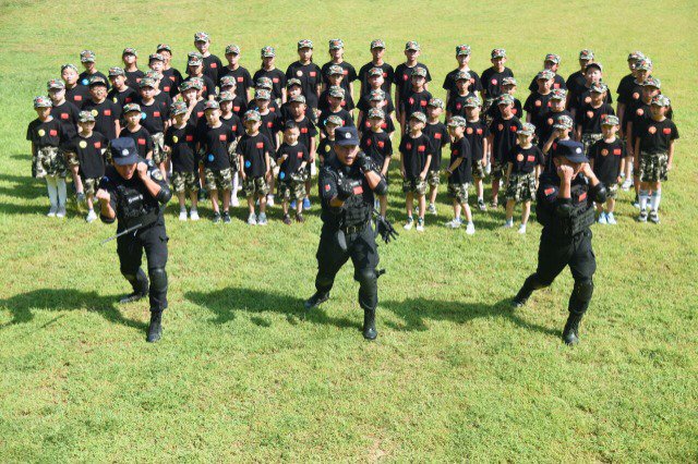 特警在为"警娃"演示擒拿格斗拳 张正友 摄