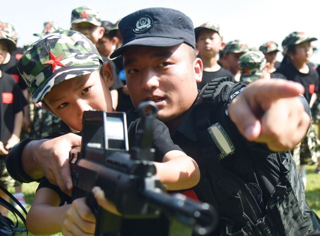 特警在指导"警娃"体验射击 张正友 摄