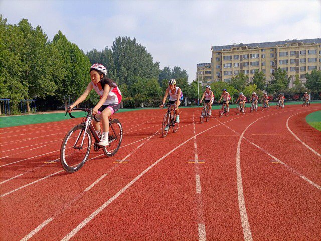 学生参加自行车运动社团 王庆和 摄