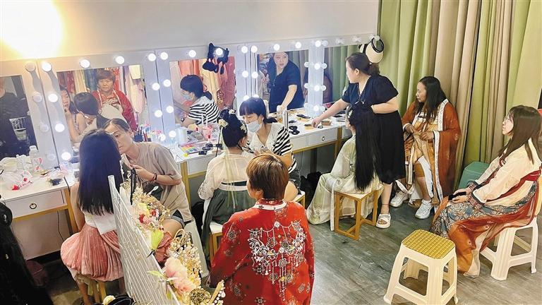 七月二十五日,西安市雁塔南路一家汉服馆生意火爆,汉服妆造师忙得不可开交。 记者 张英摄