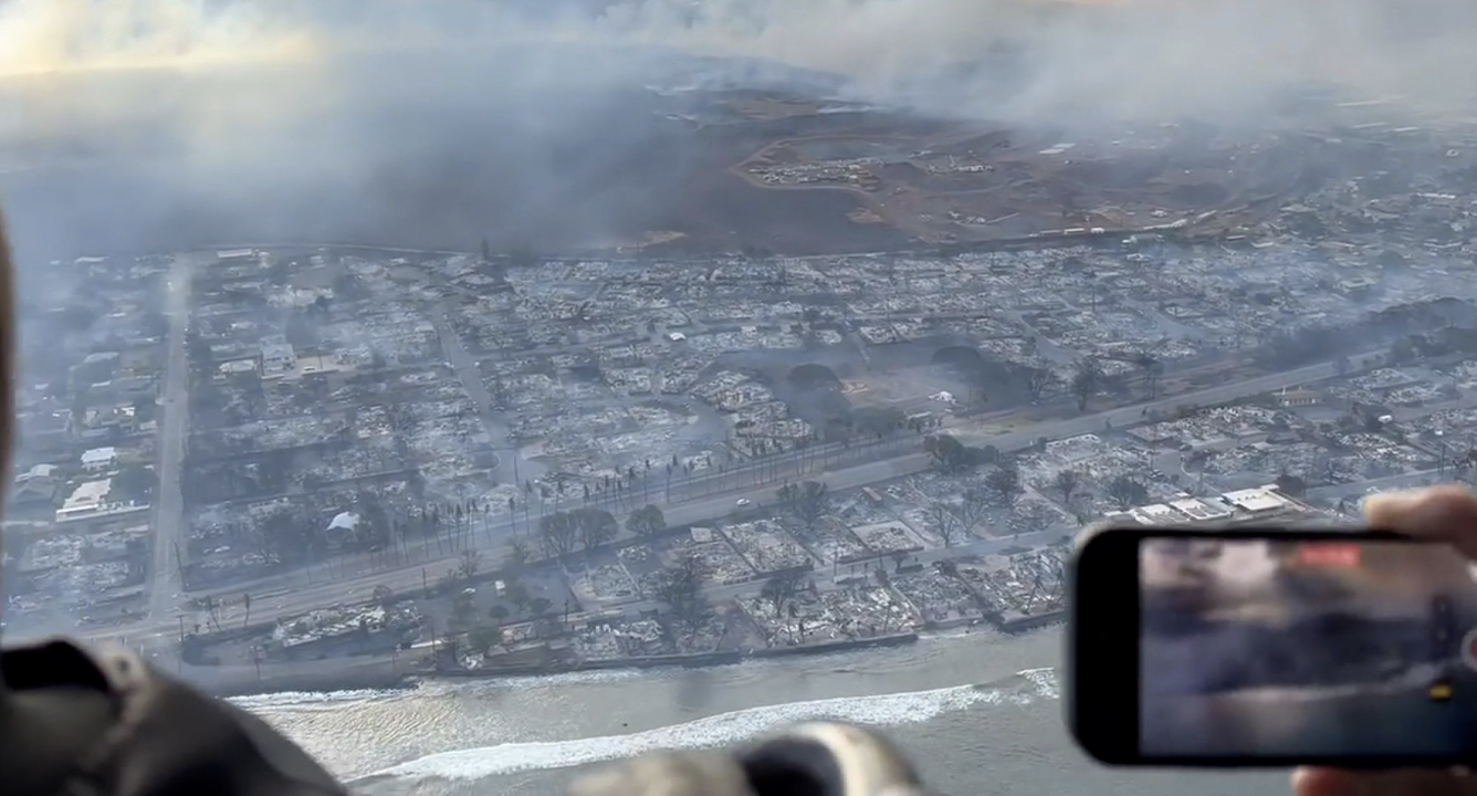 ▲9日下午驾驶直升机穿越毛伊岛的飞行员里奇描述自己从空中看到的场景称，“下面就像是正在经历战火的城市。”