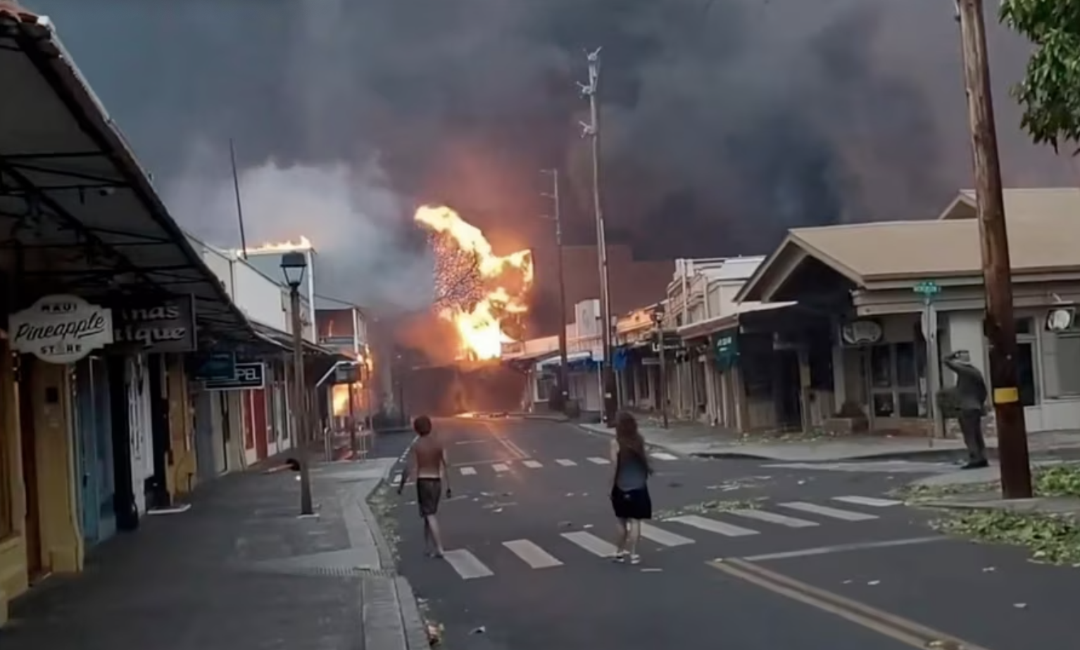 ▲夏威夷群岛第二大岛--毛伊岛野火肆虐，该岛著名旅游城镇拉海纳受损严重