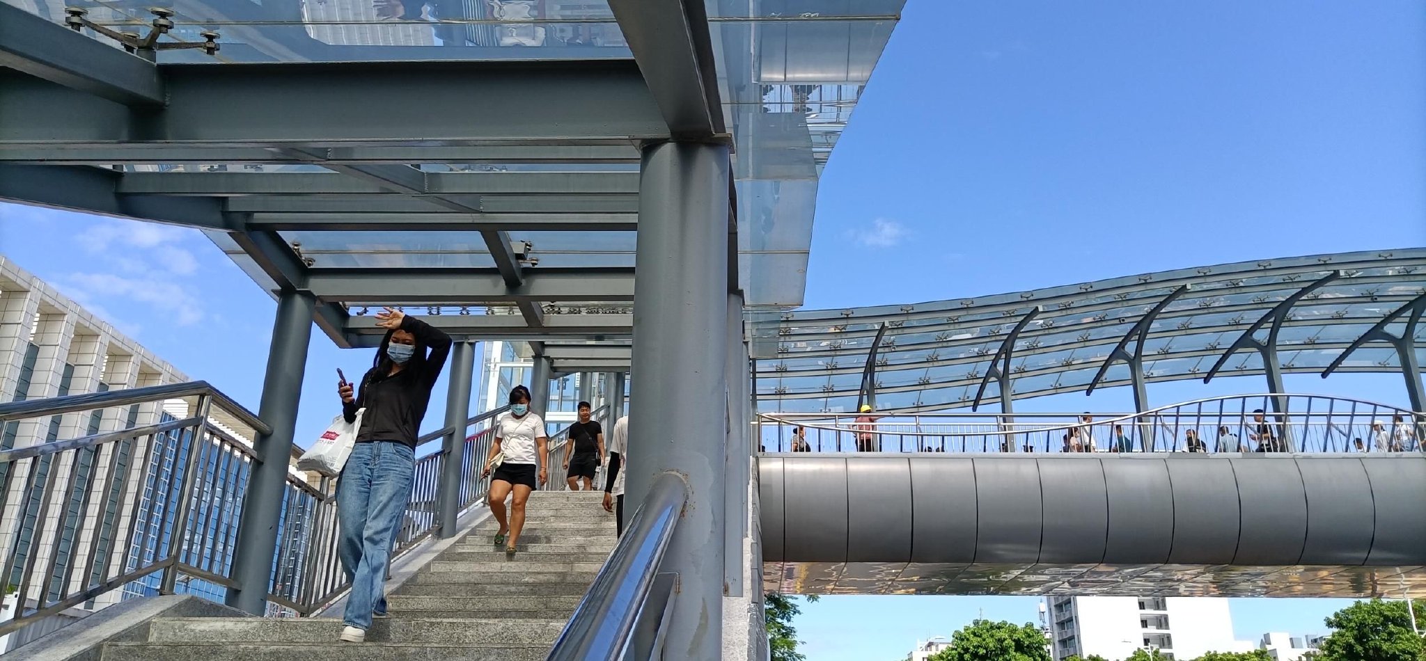 海口秀华路过街天桥正式启用 出行更有保障_新浪财经_新浪网