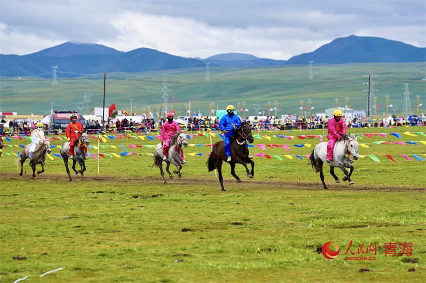 传统赛马比赛.人民网陈明菊摄
