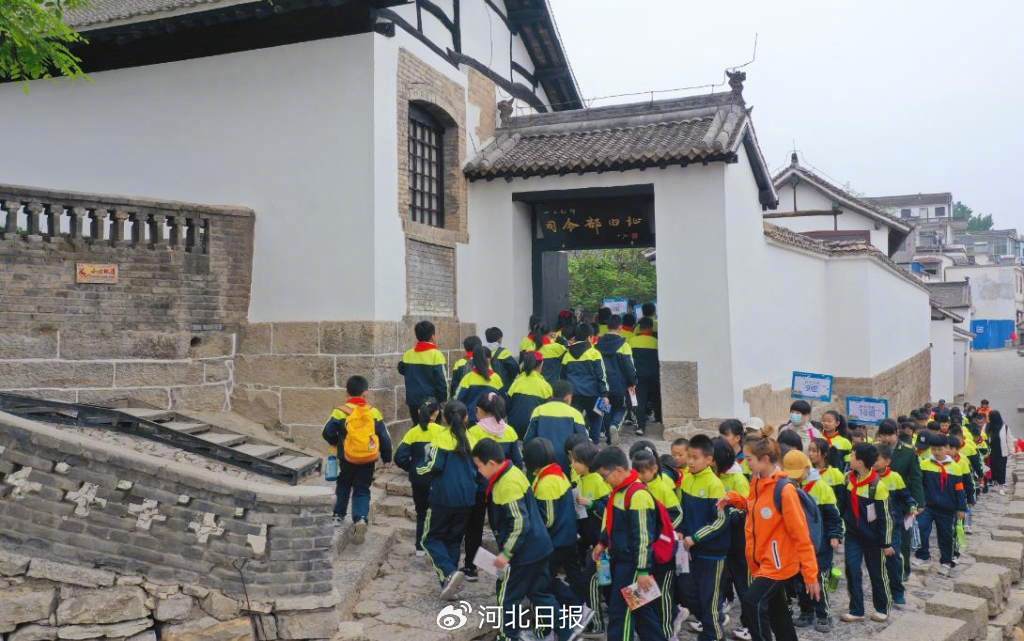 　　小学生到八路军一二九师司令部旧址开展研学游活动（2021年4月摄）。涉县县委宣传部供图