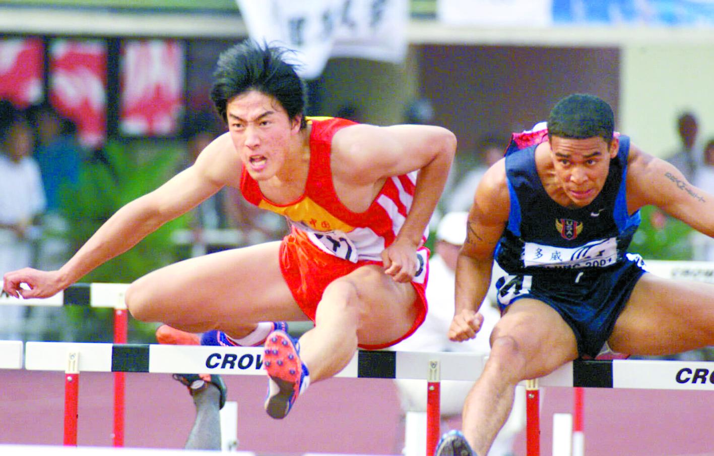 2001年,在第21届世界大学生运动会上,刘翔获得男子110米栏冠军.