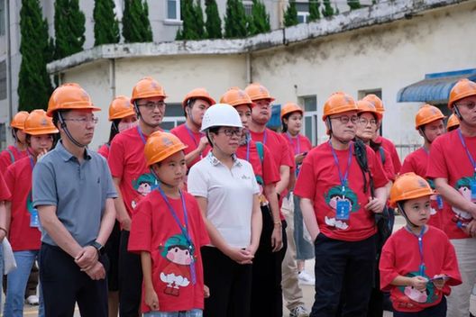 中外旅游康养专家、学者、各界人士考察个旧城区云锡冶炼厂。（2023年8月9日摄）