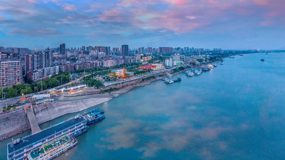 沙市洋码头文创园华灯初上.蔡萌 摄