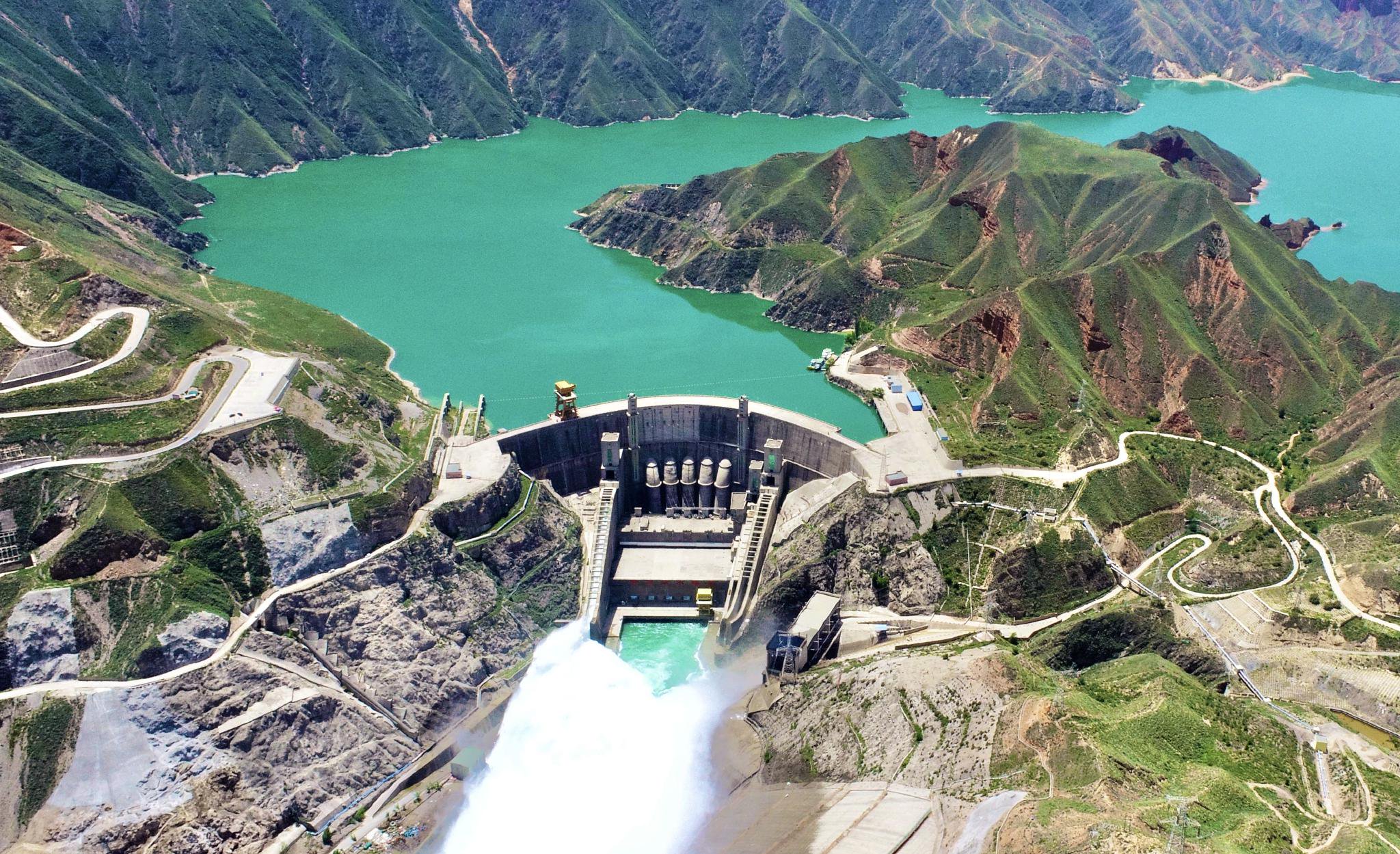 图为位于青海省尖扎县的李家峡水电站全景.王国栋 摄
