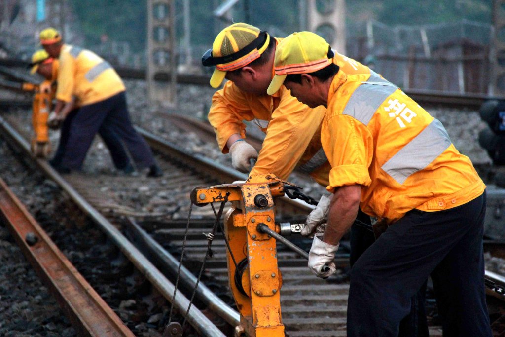 组图| 烈日下 铁路工人换轨保畅通|工人_新浪财经_新浪网