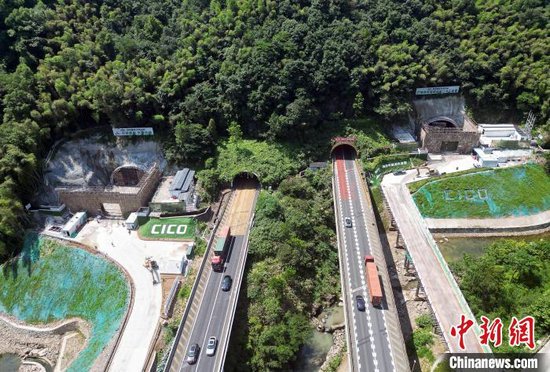 俯瞰台温改扩建台州北段项目猫狸岭隧道.熊力 摄