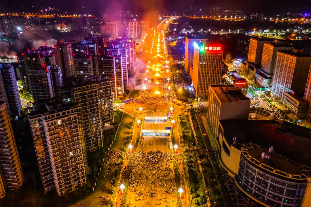 四川凉山彝族火把节时隔8年重启