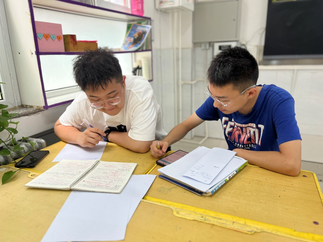 张岩摄心理辅导老师与学生们互动.张岩摄