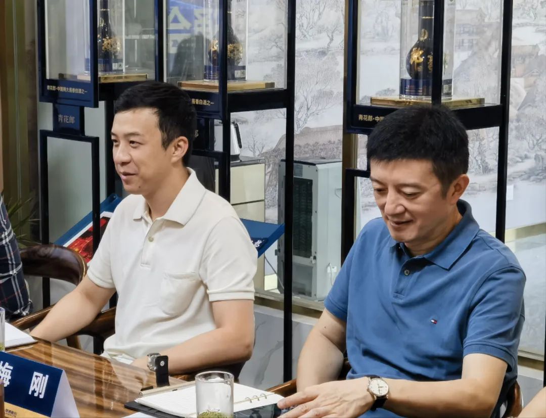 郎酒股份副董事长汪博炜(左)与郎酒股份常务副总经理,销售公司总