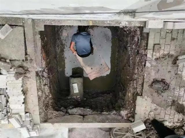 问政海南丨海口一污水井溢流 或因天冷油污凝冻阻塞排水口所形成的