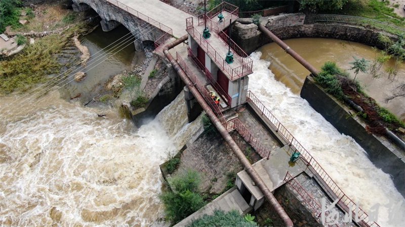 8月9日,河北省赞皇县白草坪水库服务中心工作人员在水库输水洞口泄洪