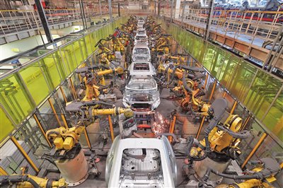 2022年11月，山东烟台上汽通用东岳汽车有限公司，工业机器人在生产线上制造汽车。唐克 摄