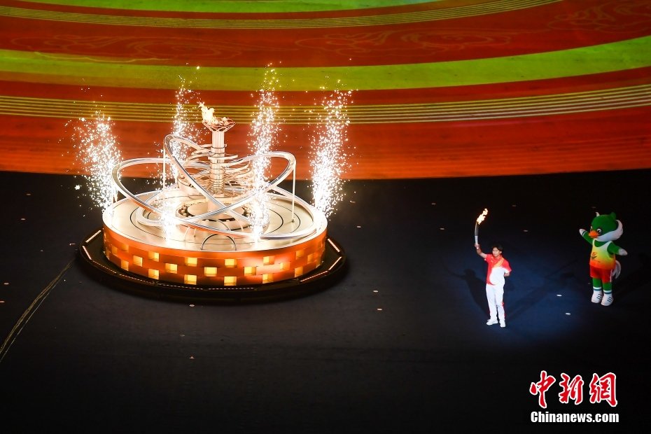 图为主火炬手,北京冬奥会冠军苏翊鸣点燃火炬塔.中新社记者 武俊杰 摄