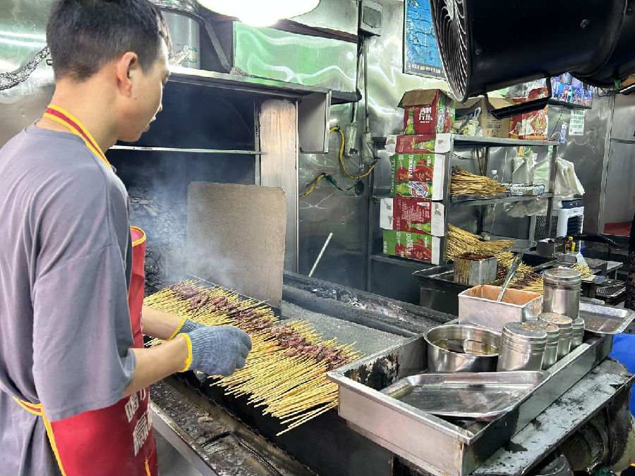 图为昭通市某烧烤店正在进行烤串制作. 本报通讯员 曾小芸 摄