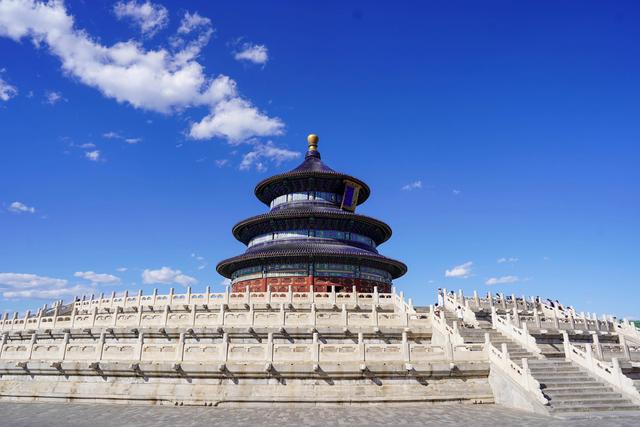 蓝天白云下的北京天坛祈年殿.图/新华社