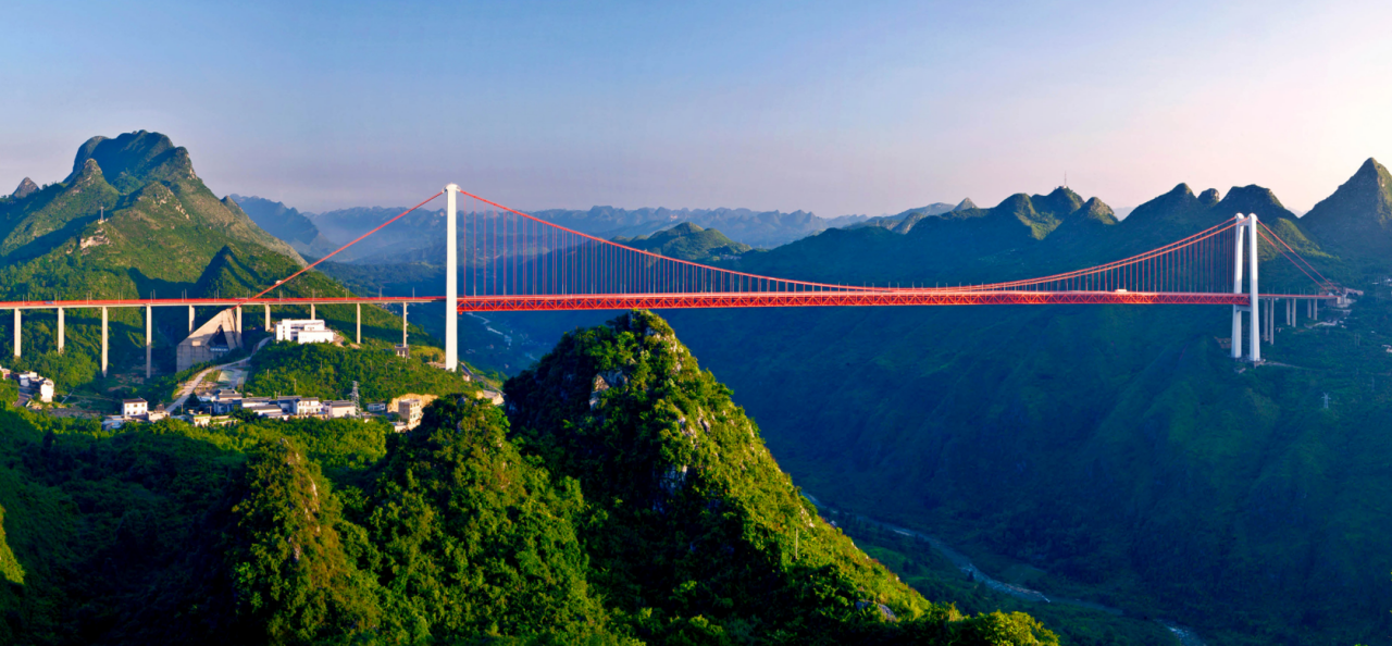 坝陵河大桥是世界首座山区跨峡谷千米级跨径桥梁
