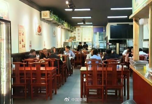 图为消费者在餐厅用餐。（中国商报记者 马文博/摄）