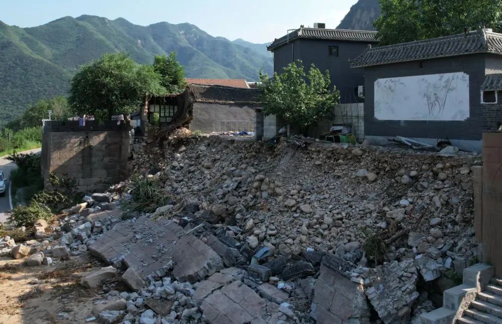保定市涞水县九龙镇一段长城因暴雨而出现损毁。新华社记者杨世尧 摄