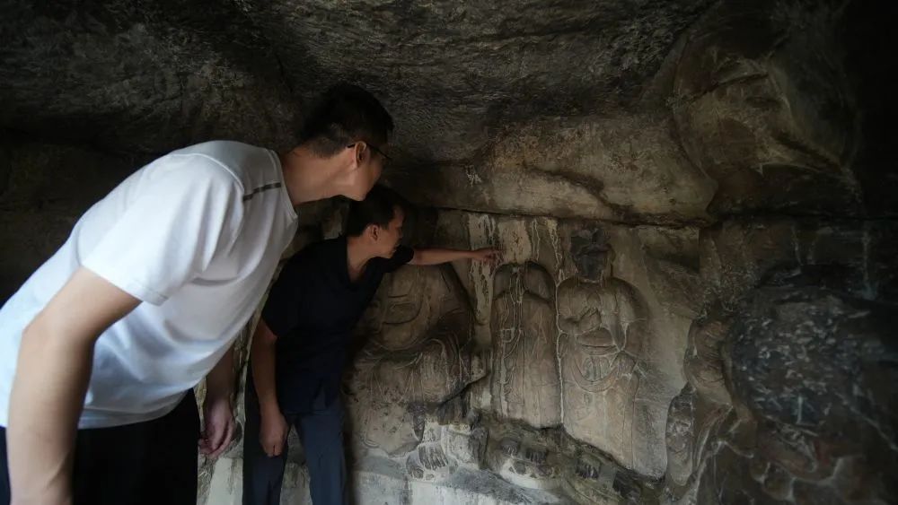 邯郸市峰峰矿区文物保护人员在水浴寺石窟查看文物受损情况。（受访者供图）