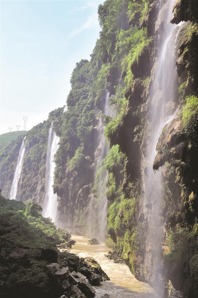 马岭河峡谷瀑布是喀斯特多层次地貌景观的集中表现. 张维明 摄