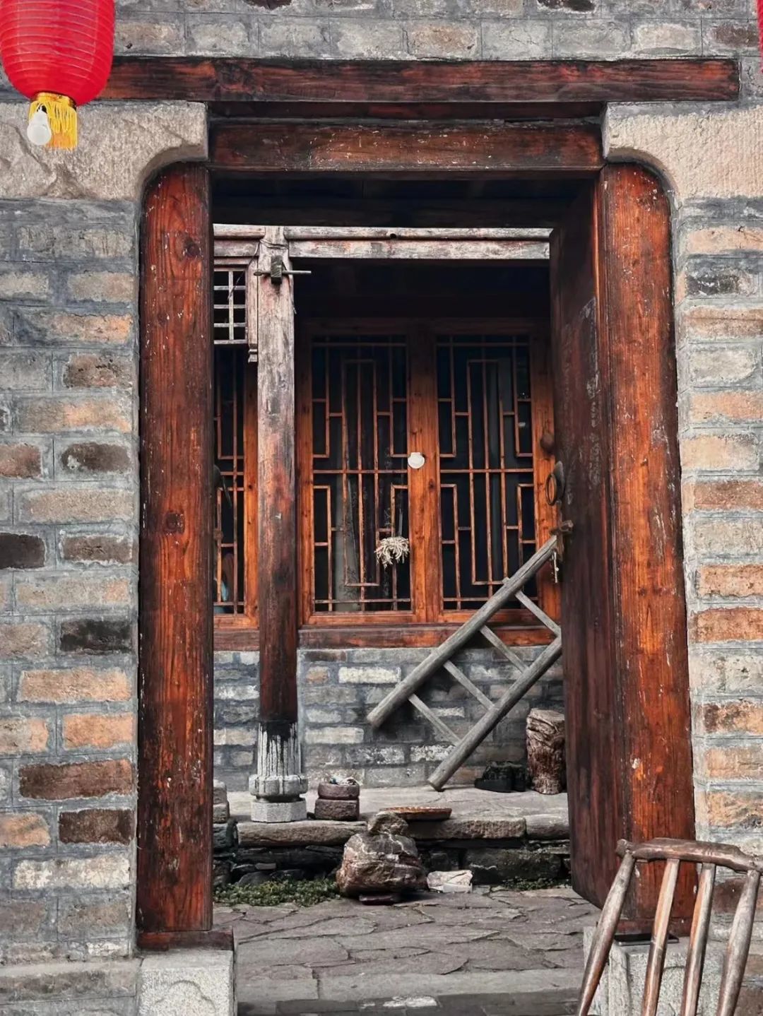 图源小红书@吴嗷嗷的日常迈步进入新县丁李湾村,首先映入眼帘的是一个