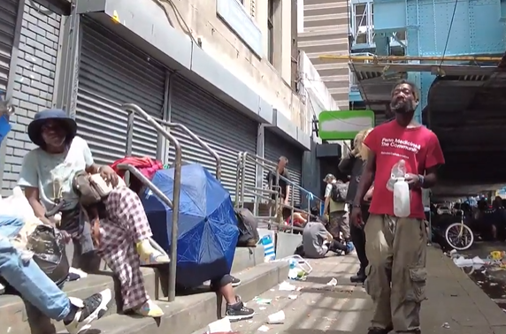 美国费城毒品持续泛滥:数十名吸毒者昏倒在街头 手臂伤口渗血|美国