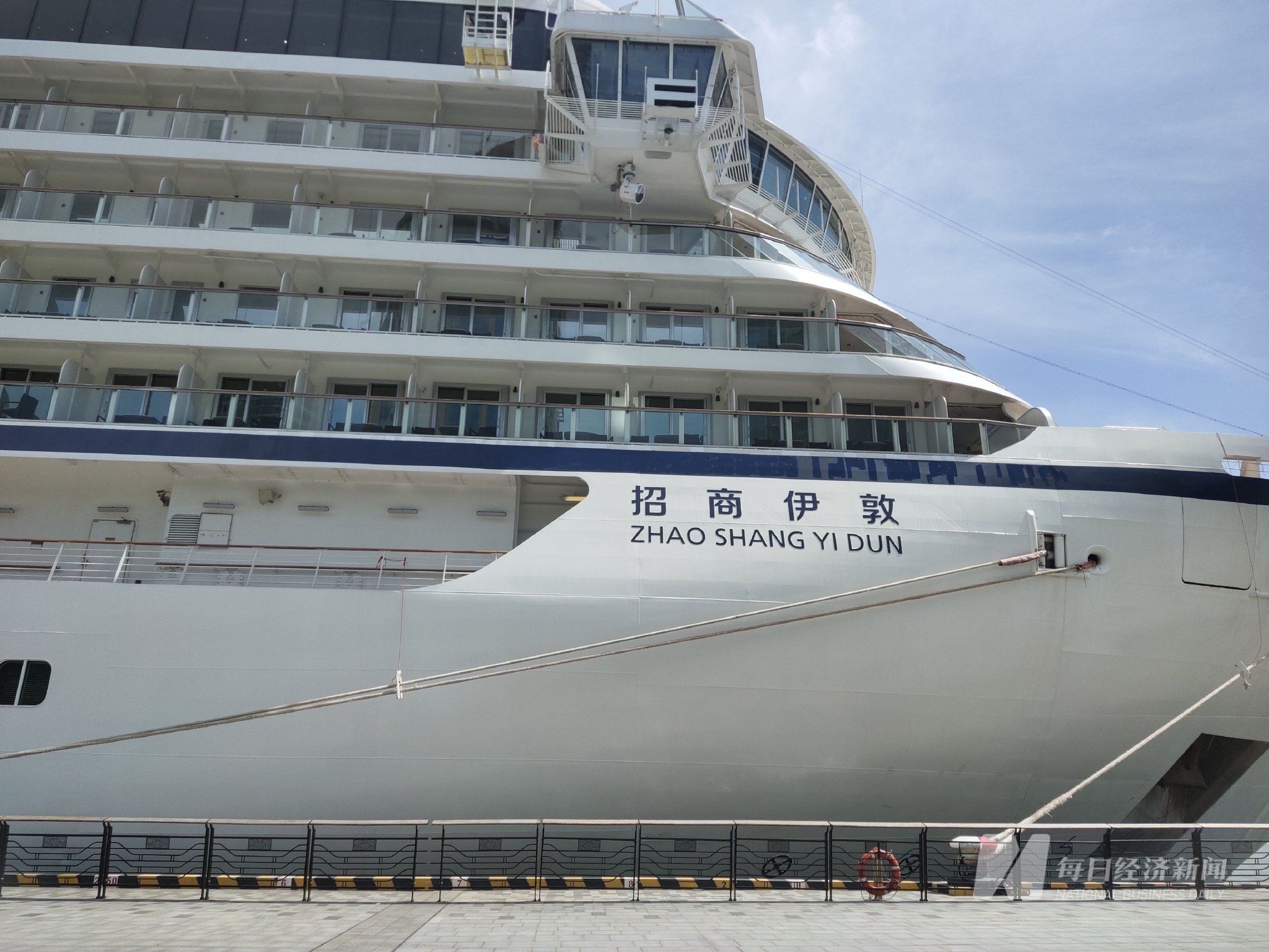 招商维京游轮旗下"招商伊敦号"靠泊北外滩上海港国际客运中心.