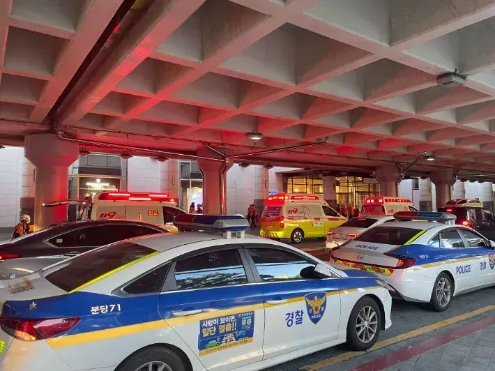 崔元忠杀人后,地铁站外有大量的警车和救护车.