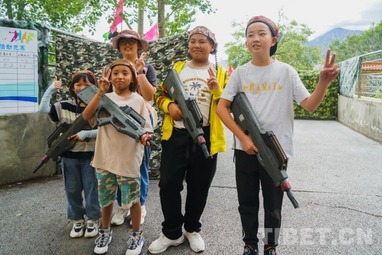 图为本次真人cs(野战运动)交流展示活动"少年"队,年龄最小队员7岁摄影