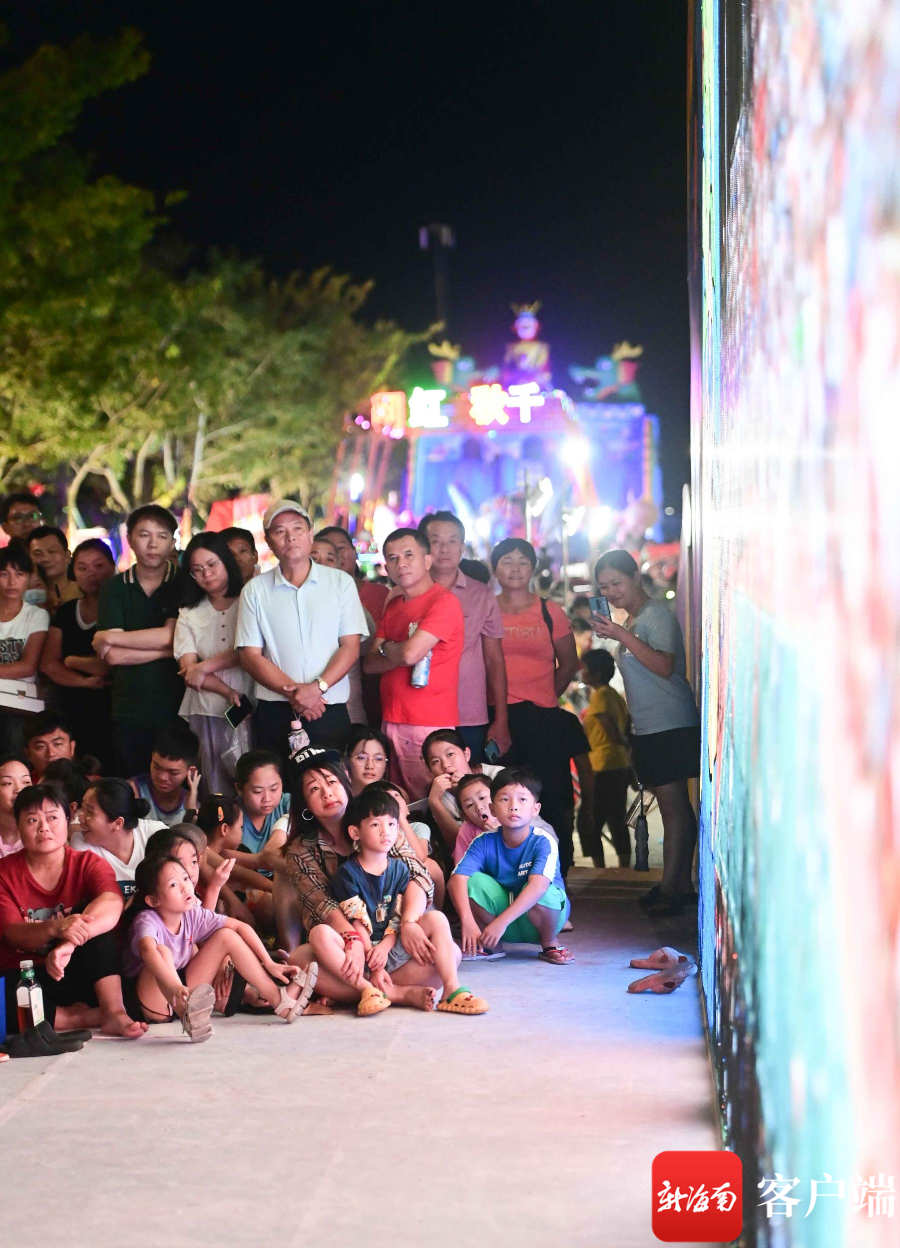 场外的led大屏幕前来观看比赛的观众人山人海.记者 沙晓峰 摄