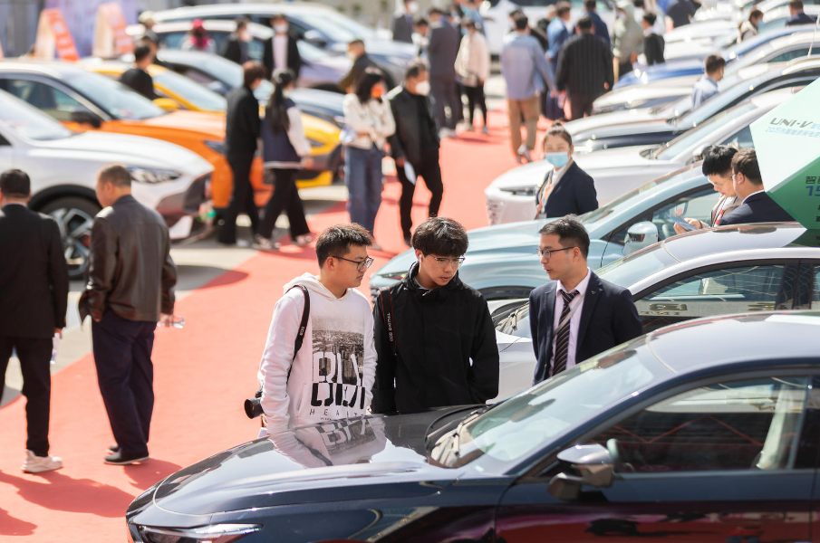 2023年3月，郑州，2023河南省汽车消费巡展活动，市民逛展。图据视觉中国