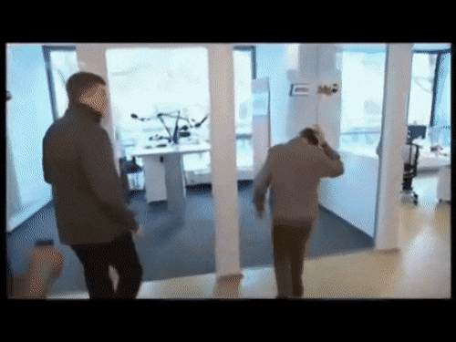 贴纸位置较高，刚好贾斯汀比伯在低头走路，就直接撞了上去