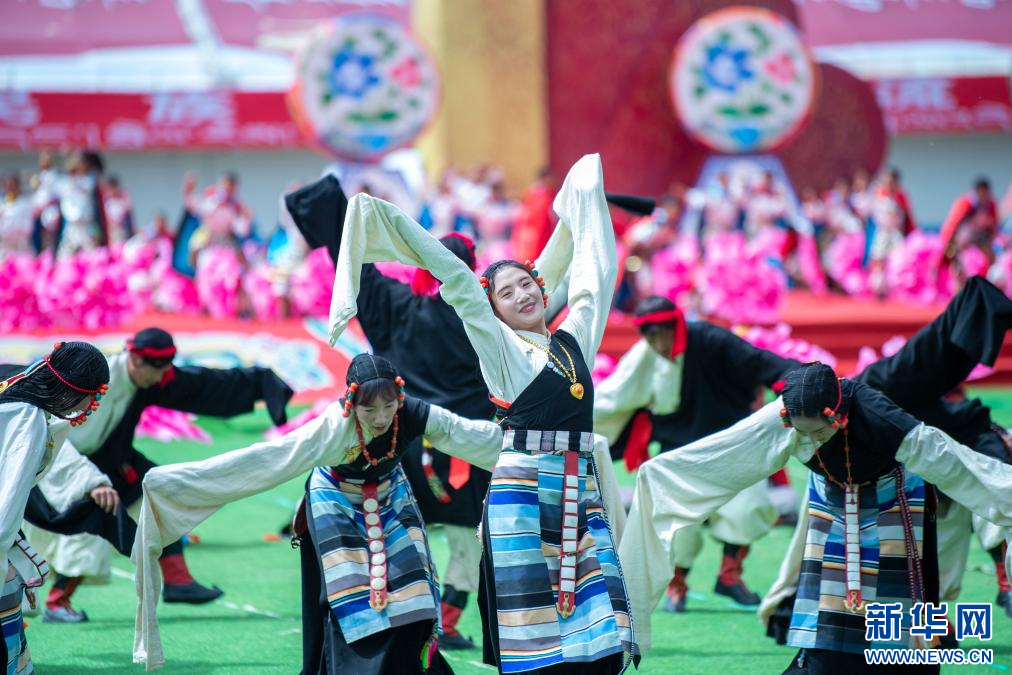 新华网旦增努布摄8月10日,演员在开幕式上表演那曲锅庄.