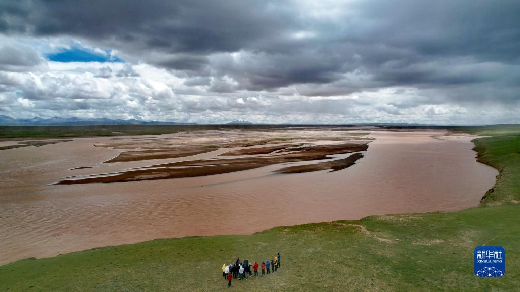 沱沱河与当曲汇合处的囊极巴陇(7月27日摄,无人机照片).