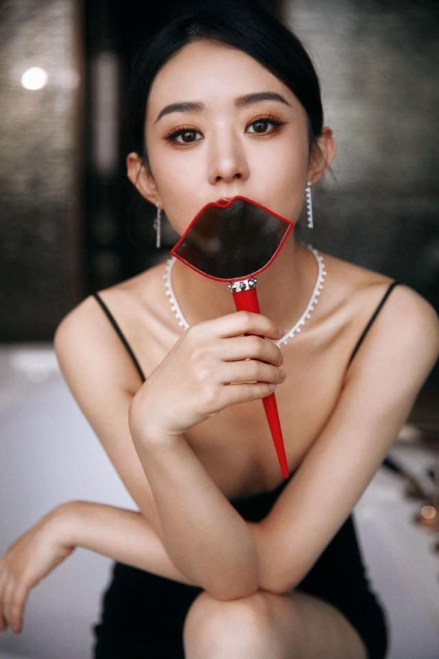 赵丽颖穿黑色吊带长裙 摆弄复古望远镜俏皮可爱