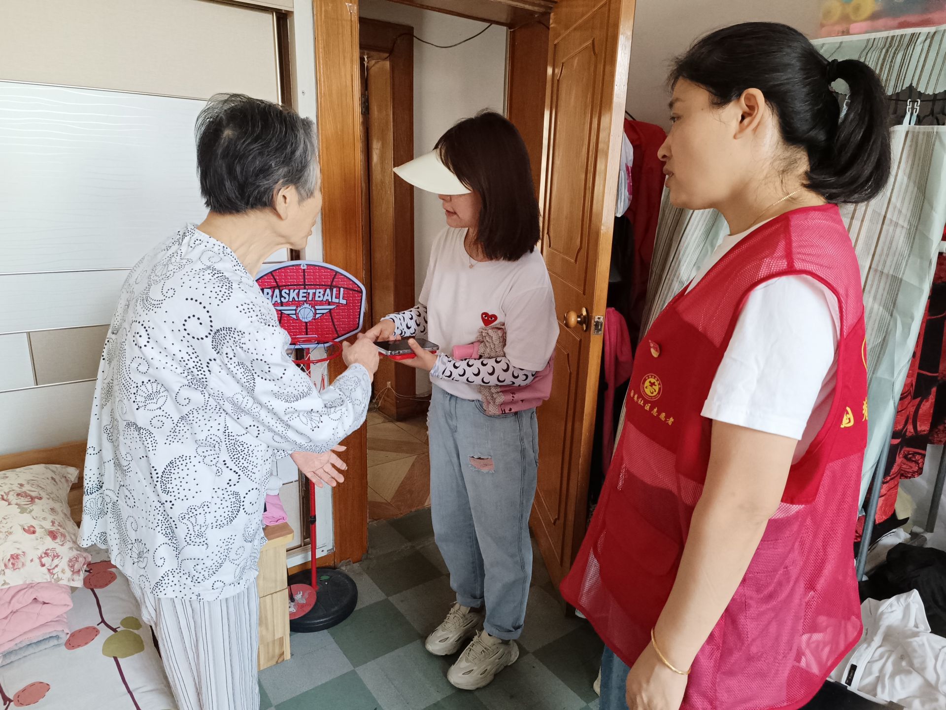 社区网格员入户走访,为民解忧.