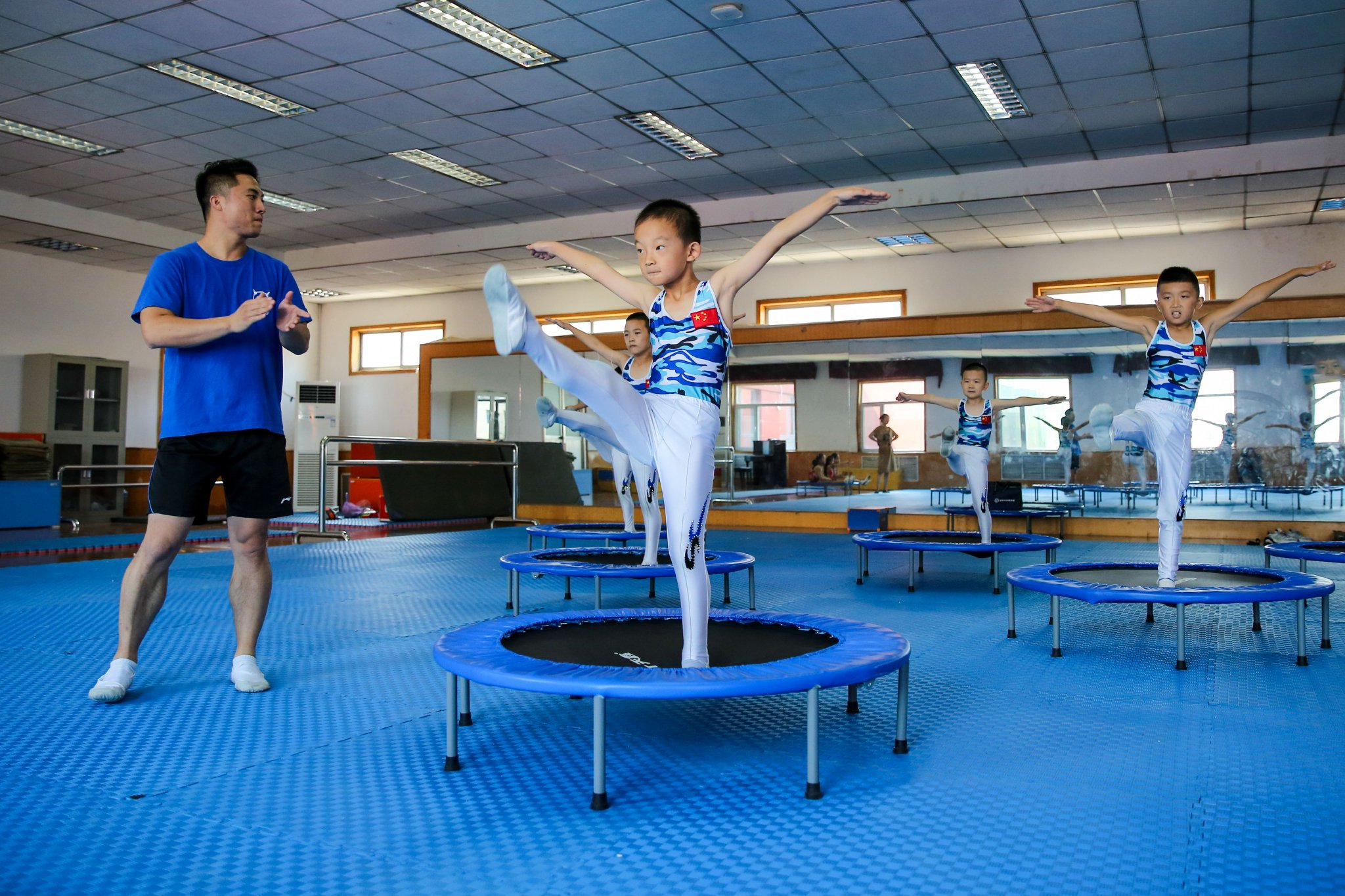 山东淄博:蹦床运动进校园