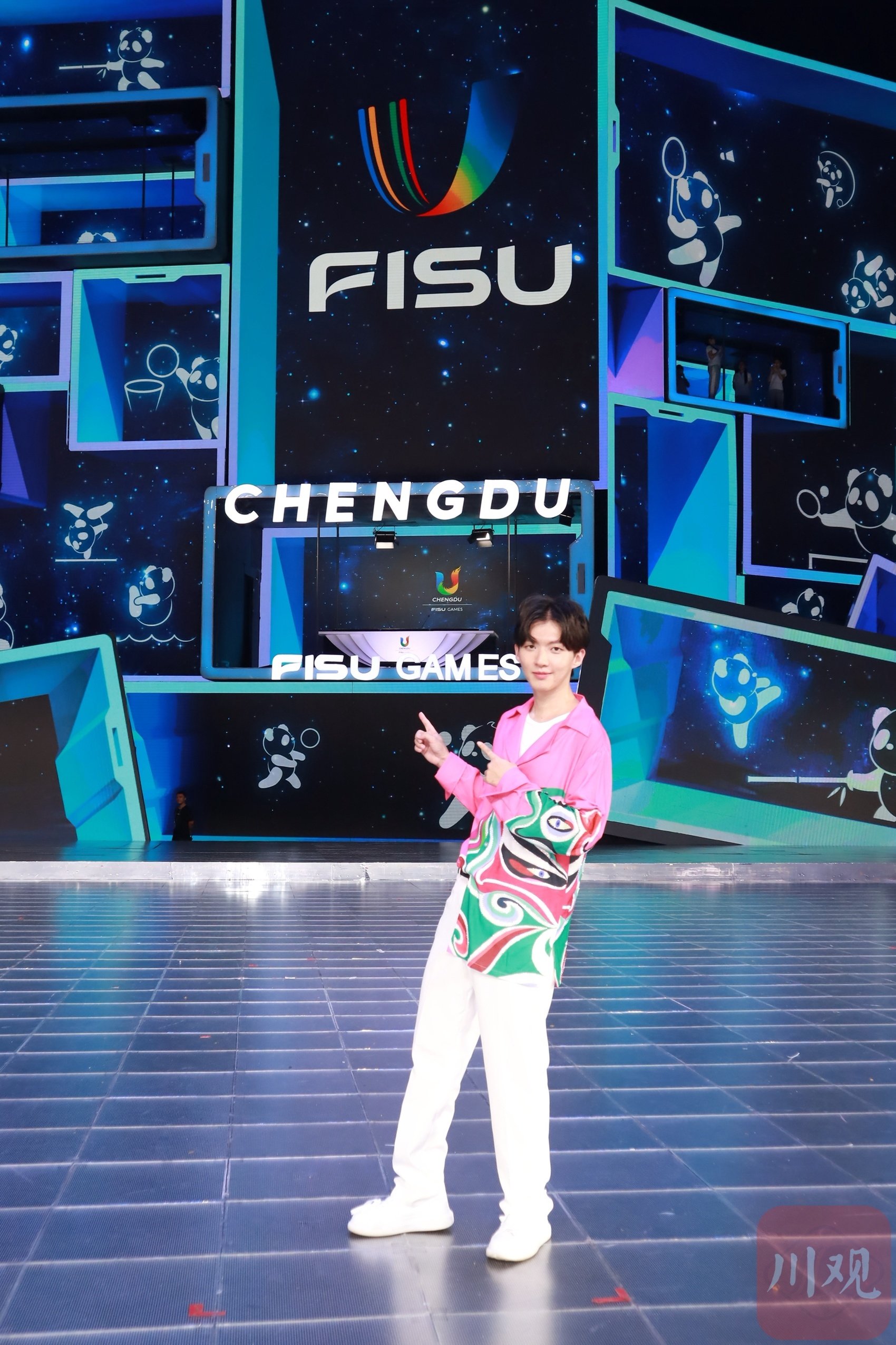 青年演员杜天宇,高子钧等登上成都大运会闭幕式舞台