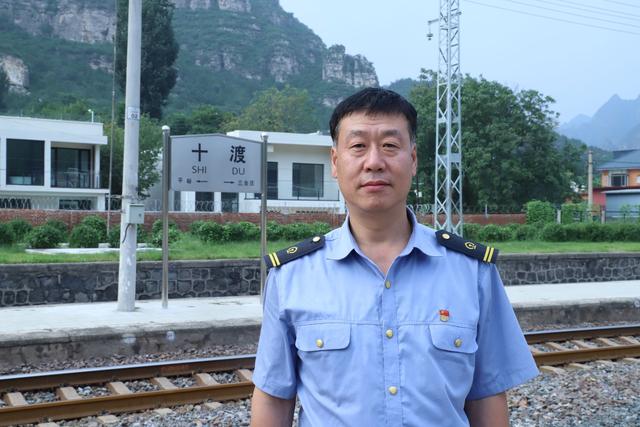十渡火车站站长王树同.新京报记者 陈璐 摄